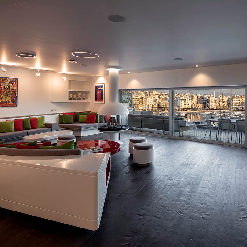 Penthouse Katerina – Wohnbereich mit Blick auf die großzügige Terasse