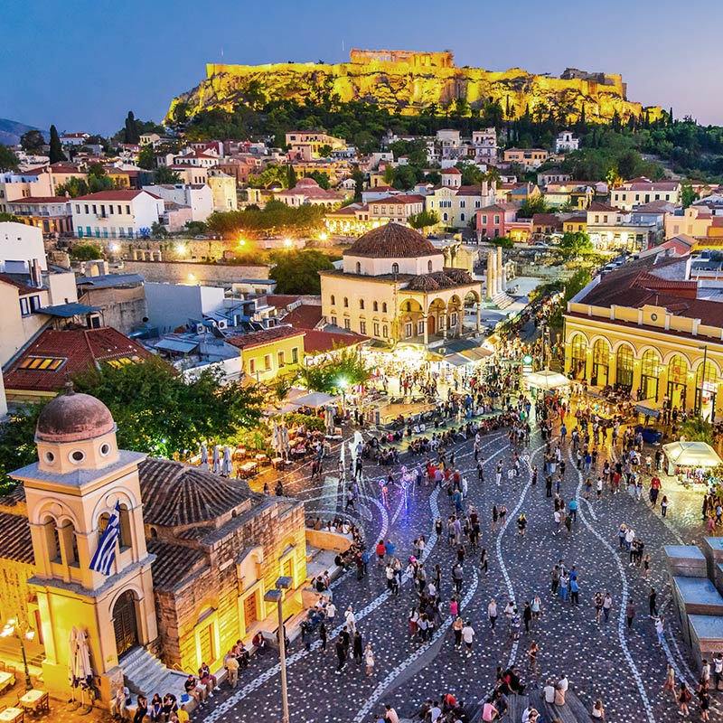 Athen, Griechenland - Nachtbild mit Athen von oben, Monastiraki-Platz und antike Akropolis.